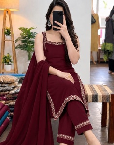 Ensemble Salwar Kameez en Georgette Rouge avec Paillettes et Dentelle, Sans Manches, pour Soirées et Tenues Ethniques, Coupe Élégante pour Femmes - Product Image 1