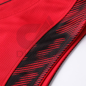 Venta al por mayor de fábrica: Chaleco de entrenamiento transpirable 100% poliéster para hombre, uniforme de fútbol retro rojo 2026 sin mangas de alta calidad - Product Image 4