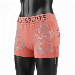 Shorts pour femmes en tissu polyester et élasthanne de qualité supérieure, doux et extensibles, avec strass thermocollés, taille élastique, logo personnalisé. - Product Image 4