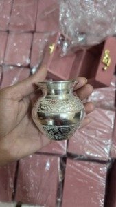 Kalash de Latón con Acabado Plateado Hecho a Mano para Decoración de Pooja, Mini Lota Tradicional Grabada, Regalo de Boda - Product Image 1
