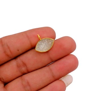 Pendentif connecteur Marquise en Druzy Gris |   Breloque en pierre précieuse plaquée or faite à la main pour la fabrication de bijoux - Product Image 1