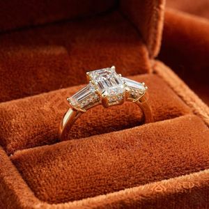 แหวนหมั้นทองคำแท้ 14K/18K ประดับมอสซาไนต์/เพชรทรงเหลี่ยมมรกตสำหรับผู้หญิง ดีไซน์สามเม็ดทรงบาแกตต์เรียวด้านข้าง - Product Image 4