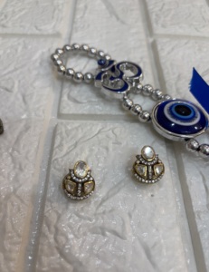 Pendientes de tuerca clásicos de lujo chapados en oro Amaira Jewels, con forma de corona de corte redondo, para uso diario de mujer, base de plata 925 - Product Image 1