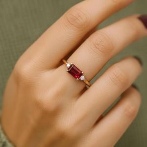 Anillo de Oro Puro 14K Certificado con Granate Natural Corte Esmeralda y Diamante de Laboratorio, Anillo de Compromiso, Anillo de Piedra de Nacimiento, Ideal para Regalo - Product Image 3