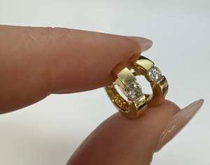Pendientes de aro tipo huggie con cierre de clic seguro y microincrustaciones de diamantes, personalizados en oro macizo de 14K y 18K, corte redondo CVD HPHT, para mujer, al por mayor. - Product Image 1
