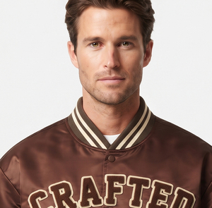 Chaqueta Bomber de Satén con Cuello Redondo para Hombre, Chaqueta Bomber de Satén con Bordado Chenille, Chaqueta Varsity de Satén Estilo Urbano para Hombre - Product Image 5