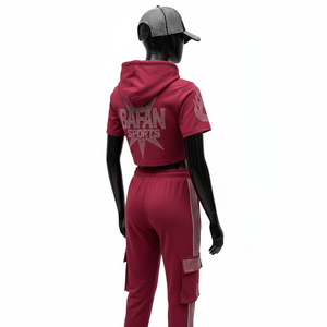 Ensemble sweat à capuche court et pantalon de jogging en molleton de coton de haute qualité 300 GSM pour femme, style cargo avec empiècements bordeaux – Ensembles pour femme - Product Image 5