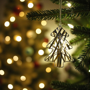 Ornements de Noël suspendus en fil métallique doré avec un motif cloche central, parfaits pour la décoration festive des arbres de Noël - Product Image 6