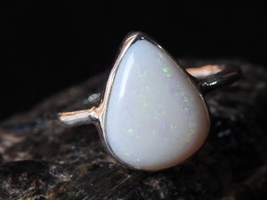 Anillo de Boda con Ópalo Australiano Sólido en Engaste de Bisel - Plata - Piedra de Nacimiento de Octubre - Talla 6US - Joyería Clásica Hecha a Mano para Regalo - Product Image 4