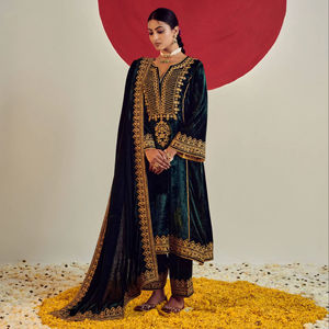 เปิดตัวชุดกำมะหยี่โมเดิร์น 3 ชิ้น รุ่น 9000 ประกอบด้วยเสื้อ กางเกง และผ้าคลุมไหล่ สำหรับงานแต่งงาน - Product Image 1