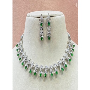 Ensemble collier et boucles d'oreilles en laiton plaqué argent de qualité supérieure, serti de zircon, pour femmes, tendance, cadeau de mariage, à porter pour les fêtes - Product Image 1