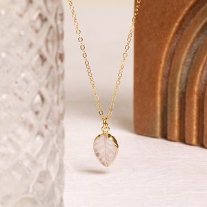 NIKHIL GEMS Colgante de Hoja de Cuarzo Rosa Hecho a Mano con Bisel de Oro Vermeil y Cadena de Oro Laminado de 14K, Delicado, Pequeño, Vintage, para Compromiso - Product Image 2