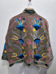 Chaqueta de Terciopelo Premium Hecha a Mano para Mujer, Bordado Floral Botánico, Terciopelo Color Durazno, Abrigo de Moda - Product Image 3