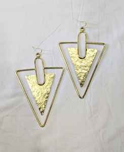 Boucles d'oreilles créoles en laiton texturé, design unique et artisanal, pour une mode bohème, disponibles au meilleur prix du marché. - Product Image 5