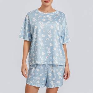 Conjunto de Camiseta y Pantalones Cortos para Mujer con Logotipo Personalizado, Tejido de Algodón, Estilo Urbano, Corte Regular, Decoración con Estampado Personalizado - Product Image 1