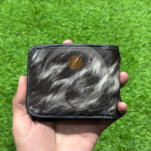 Cartera de cuero de vaca hecha a mano con pelo, billetera delgada bifold, tarjetero de cuero con detalles de costura duraderos - Product Image 1