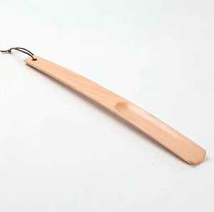 Chausse-pied professionnel de luxe en bois de hêtre naturel à long manche avec sangle de suspension - Product Image 3