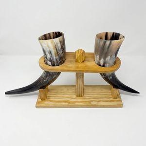 Mug à boire en corne de buffle Viking avec support en bois, artisanal, design classique, pour boissons médiévales (bière, miad/ale) - Product Image 1