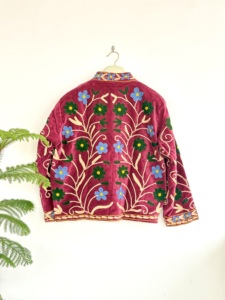 เสื้อแจ็คเก็ตบอมเบอร์สั้นทรงวินเทจ ปักลายดอกไม้ งานฝีมือ รอยัลเบอร์กันดี บลูม ผ้ากำมะหยี่ เป็นมิตรต่อสิ่งแวดล้อม พร้อมปกแบบแมนดาริน - Product Image 4