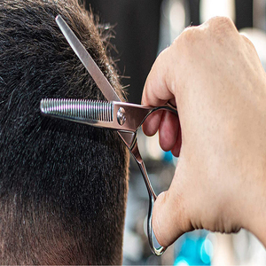 Tijeras de entresacar MARI INSTRUMENTS para barbería, acero inoxidable 440C, pulido espejo, 32 dientes, para uso en barberías y salones. - Product Image 5