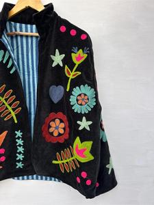 Veste en velours noir brodée pour femme avec motif floral multicolore, manches longues, col montant, style artisanal bohème, vêtement d'extérieur d'hiver - Product Image 3