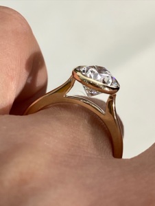 Anillo de Compromiso Solitario con Diamante Cultivado en Laboratorio de 4 Quilates, Corte Pera, Engaste Catedral, Certificado IGI - Product Image 5