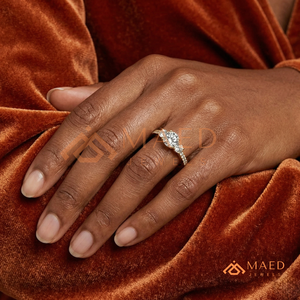 Anillo de Lujo de Oro de 18K con Tres Piedras de Moissanita |   Anillo de Compromiso Pasado, Presente y Futuro |   Elegante Anillo de Compromiso con Múltiples Piedras Simuladas de Diamante - Product Image 4