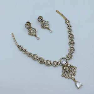 Ensemble de colliers JeweleMarket avec pierres en cristal plaquées or 24 carats, imitation perle corail, pour un usage quotidien - Product Image 1