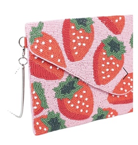 กระเป๋าคลัทช์ลูกปัดแฮนด์เมดลายสตรอว์เบอร์รี่สุดอินเทรนด์สำหรับผู้หญิง สไตล์โบฮีเมียน วินเทจ ลายชาติพันธุ์ เหมาะสำหรับงานปาร์ตี้และใช้ในชีวิตประจำวัน ปิดด้วยกระดุม - Product Image 5