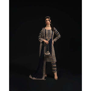 Ensemble de costume de soirée en mousseline de soie de créateur avec broderie et travail de sequins - Product Image 5