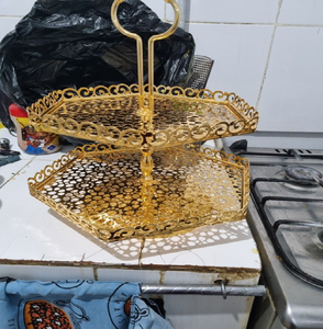 Cesta cuadrada moderna dorada con un asa geométrica elegante y un patrón decorativo de corazones, disponible a precios de mayorista. - Product Image 6