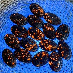 Pierre de palmier Yooperlite naturelle, roche fluorescente réactive aux UV, pierre de poche en sodalite polie pour la méditation Reiki - Product Image 3