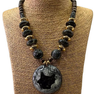 Collier élégant en résine perlée, bijoux de mode modernes, design multicolore élégant pour femmes, idéal pour le quotidien, idée cadeau, accessoires - Product Image 2