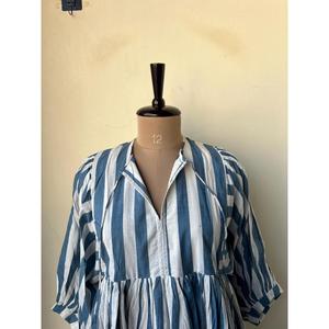 Robe midi en coton à imprimé rayé bleu bohème pour femmes, col noué, manches bouffantes, robe décontractée ample pour l'été - Product Image 5