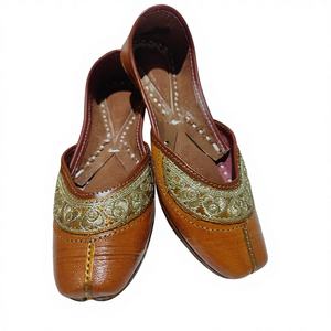 Artisanat en cuir chaussure femmes chaussures Design traditionnel indien marche Style broderie chaussures accessoires pour filles - Product Image 1