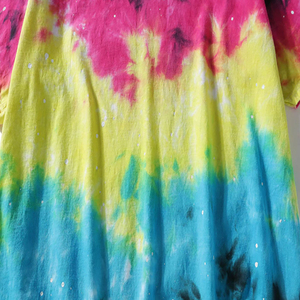 Camiseta de manga corta con cuello redondo y estampado tie-dye para hombre, informal, de punto, con diseño de arcoíris, de corte holgado y regular. - Product Image 3