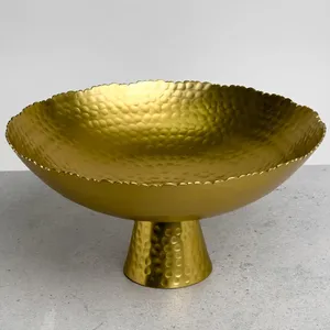 Bol de service en métal doré fait main avec texture martelée et base sur pied, plat décoratif de style glamour - Product Image 1