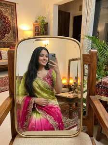 Sari en satin de soirée élégant avec bordure brodée de sequins et chemisier cousu - Product Image 4