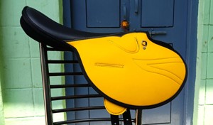 Sillín de Carreras Inglés Sintético de Larga Duración con Estructura de Plástico Resistente, Herrajes de Acero Inoxidable Personalizables y Marca a Medida - Product Image 4