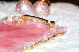 Plateau en cristal de quartz rose fait main, plateau en résine époxy avec bord en quartz rose, plateau en résine blanche et rose par Perfect Enterprises - Product Image 5