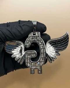 จี้รูปปีกนางฟ้าประดับเพชรโมอิสซาไนต์ VVS แบบกำหนดเอง ตัวเรือนเงินแท้ 925 พร้อมจี้ตัวอักษรชื่อสั่งทำพิเศษ สำหรับเป็นของขวัญวันเกิด - Product Image 2