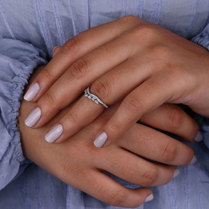 Anillo de Boda Curvo con Diamantes, Anillo Apilable Chevron, Doble Hilera de Diamantes Pavé, Anillo Nupcial en Forma de V para Mujer - Product Image 5