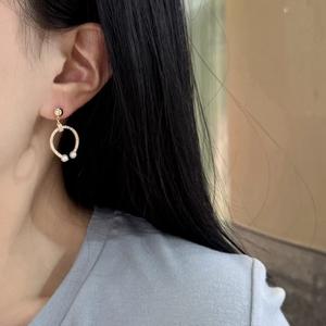 Boucles d'oreilles en cristal d'eau douce de haute qualité, nouvelles, forme ronde de 4-5 mm, forte brillance, légères imperfections, double perle, design en fer à cheval - Product Image 4