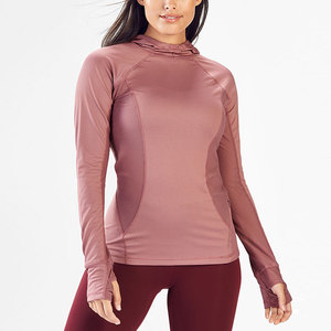 Haut court à capuche personnalisé pour femme, rose poudré, avec empiècements en maille sur les côtés, manches courtes, logo frontal et trous pour les pouces - Product Image 1