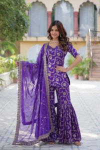 Costume prêt-à-porter en viscose bleu royal avec travail jacquard et broderie - Product Image 2