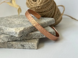 Brazalete Minimalista Apilable de Cobre Puro Martillado de Primera Calidad para Hombre y Mujer - Product Image 3