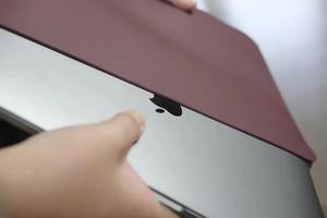 Funda Protectora para Laptop de Cuero Genuino de Fábrica, Personalizada, Moderna, Ecológica, Duradera, Ligera, con Cierre de Asa para MacBook - Product Image 2