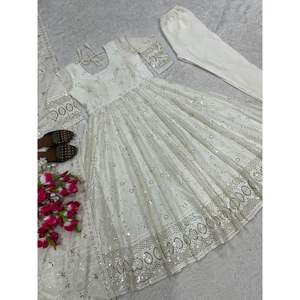 Ensemble de costume Anarkali pour femmes avec des sequins et des broderies - Product Image 1