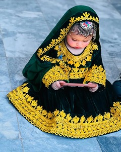 Vestido Regional Verde Terciopelo para Niñas, Manga Larga, Encaje Hecho a Mano, Bordado, Traje Tradicional para Festivales y Fiestas - Product Image 6