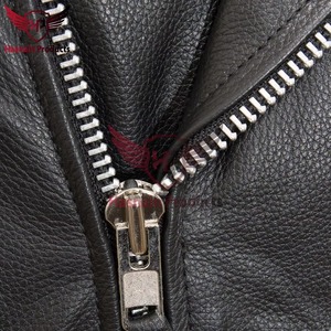 Chaqueta de cuero genuino negra para hombre con tachuelas y remaches, estilo motero, cremallera cruzada asimétrica, cinturón, abrigo de piel de vaca, estilo punk rock personalizado - Product Image 3